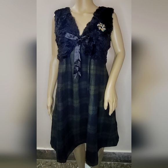 ❤️Brand new dress perfect for Christmas it have a beautiful broch - Picture 2 of 3